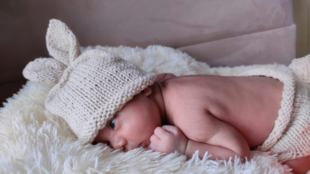 Bebé con gorro de orejitas