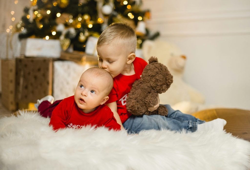 Niños con peluche navideño