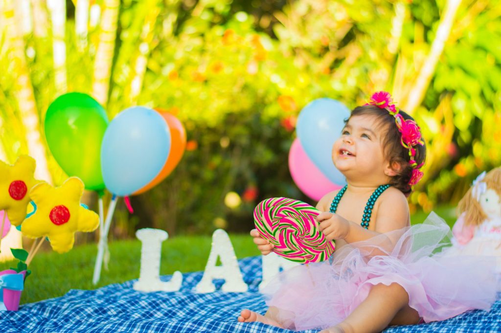 Niña sonriente con dulces